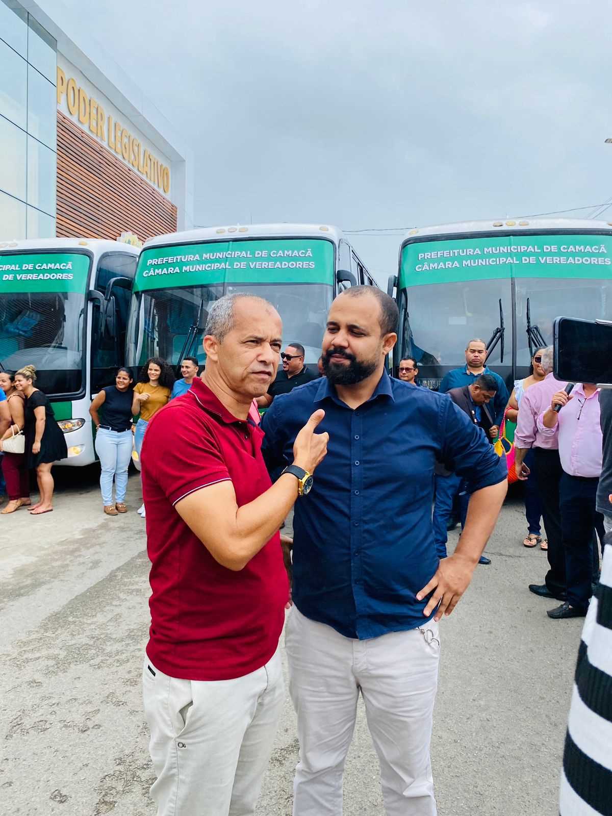 *Camacã: Câmara de Vereadores e Prefeitura realizam sonho e presenteiam os universitários com três ônibus.*
